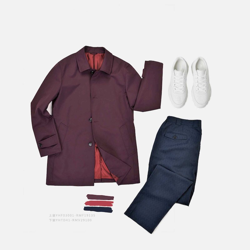 秋日渔河畔身着酒红色风衣的优雅身姿